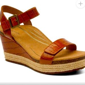 Women's AETREX ‘Sydney’ Espadrille Quarter Strap Wedge Sandal- Cognac. Size 9